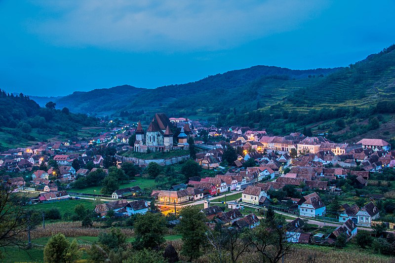 File:Biserica fortificată din Biertan in zorii zilei 01.jpg