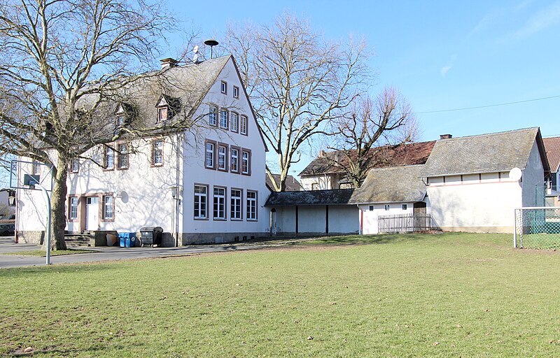 File:Bitburg-Mötsch (Eifel); ehemaliges Schulhaus b.jpg