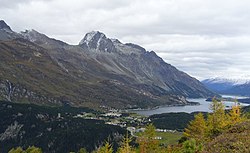 Silsersee Malojalta, järven lounaispuolelta nähtynä.