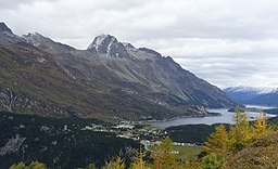 Vy mod nordøst under passet og pasbyen. 
 I forgrunden den stejle sydside, i baggrunden Silsersee og Engadin.