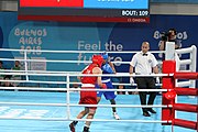 Deutsch: Boxen bei den Olympischen Jugendspielen 2018 Tag 12, 18. Oktober 2018 - Finale Leichtgewicht Mädchen – Junioren-Weltmeisterin und dreifache Juniorinnen-Europameisterin Caroline Sara DuBois (Großbritannien, blau) schlägt Juniorinnen-Asienmeisterin Porntip Buapa (Thailand, rot). English: Boxing at the 2018 Summer Youth Olympics on 18 October 2018 – Girls' lightweight Gold Medal Bout – Caroline Sara DuBois (Grat Britain, blue) wins over Porntip Buapa (Thailand, red). Español: Boxeo en los Juegos Olímpicos Juveniles de Verano de 2018 en 18 de octubre de 2018 - Combate de medalla de oro de peso ligero para niñas - Caroline Sara DuBois (Gran Bretaña, azul ) gana sobre Porntip Buapa (Tailandia, rojo).