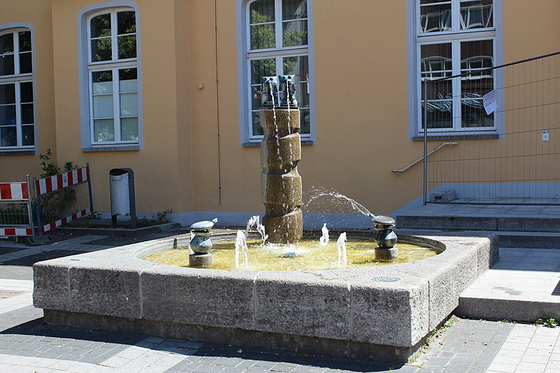 File:Brühl Uhlstr. Max-Ernst-Brunnen.jpg