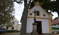 Čeština: Kaplička s křížem v Brdu. Okres Plzeň-sever, Česká republika.