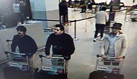 daders van de aanslag op de luchthaven Zaventem op beelden van een beveiligingscamera. Van links naar rechts: Najim Laachraoui, Ibrahim El Bakraoui en Mohamed Abrini.