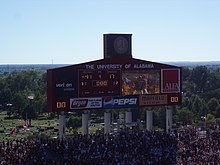 Stor resultattavle i en amerikansk fotballstadion omgitt av overfylte stands.