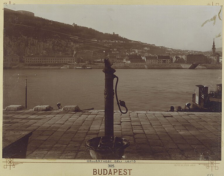 File:Budapest. A pesti alsó rakpart a Tabán felé nézve. Balra a Rudas fürdő épülete, jobbra a Szerb templom, 1890 körül. Fortepan 82623.jpg