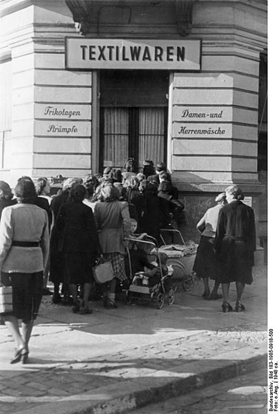 File:Bundesarchiv Bild 183-1985-0918-500, Anstehen in Berlin.jpg