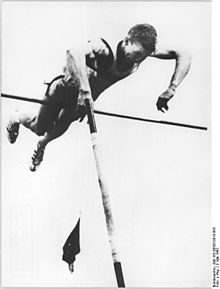 Photo montrant Brian Sternberg en train de passer au-dessus de la barre
