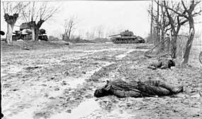 Mrtvý sovětský voják a zneškodněný tank T-34