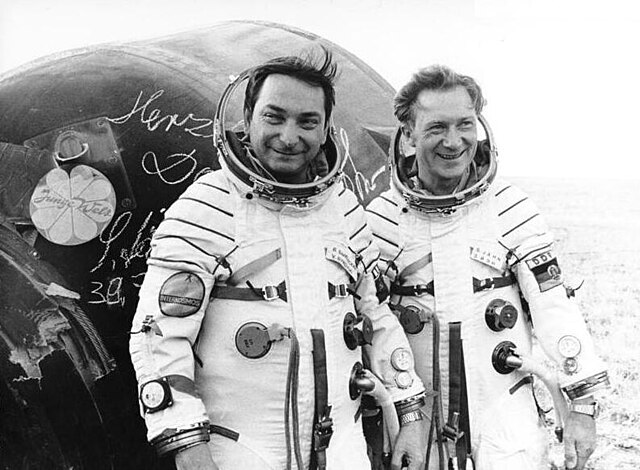 Valery Bykovsky and East German astronaut Sigmund Jähn after the Soyuz 31 mission