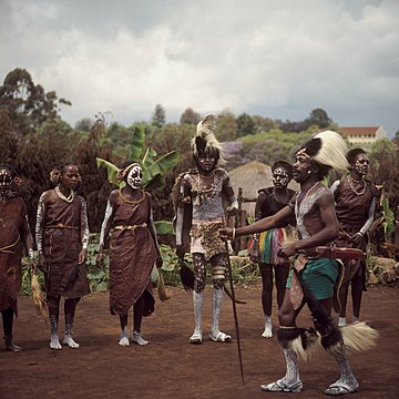 File:COLLECTIE TROPENMUSEUM Een dansvoorstelling van de Village Dancers TMnr 20038855.jpg