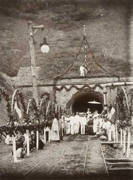 File:COLLECTIE TROPENMUSEUM Groepsportret tijdens de feestelijke opening van de spoorwegtunnel bij Sasaksaät TMnr 60052219.jpg