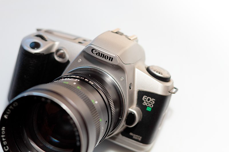 File:Canon EOS 500N & Carton 135mm f2.8.jpg