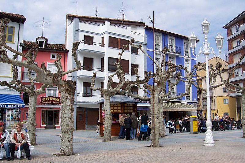 File:Cantabria Santoña plaza san Antonio 01 oeste lou.JPG