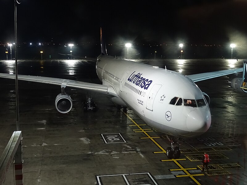 File:Cape Town Lufthansa Airbus A340 D-AIFC.jpg