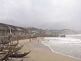 Costa del Cabo, Ghana.  Barcos de pesca en la orilla