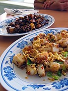 Chai tow kway goreng gelap (dengan soya gelap dan sirap pekat) atau terang (garam dan sos ikan)