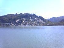 長岡市妙見の崖崩れ現場。2004年11月撮影。