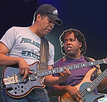 Stanley Clarke (vlevo) a Victor Wooten na koncertě SMV v roce 2009