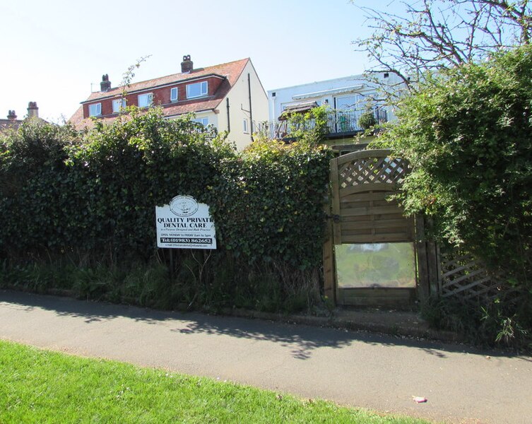 File:Cliff Path entrance to Littlestairs Dental Centre, Shanklin - geograph.org.uk - 4660944.jpg