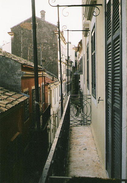 File:Corfu alleyway.jpg