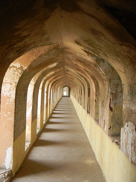 File:Corridor of Bhul bhulaiyya.JPG