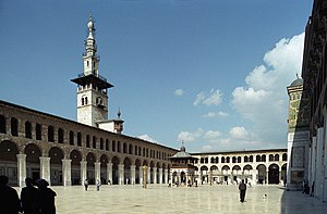 Dziedziniec meczetu z widokiem na minaret Panny Młodej