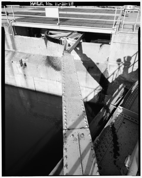 File:DETAIL VIEW OF MITER GATE OPERATING MACHINERY, SHOWING GATE STRUT, SECTOR ARM, AND GATE OPERATING MACHINERY WELL, LOOKING NORTHEAST - Upper Mississippi River 9-Foot Channel HAER ILL,60-ALT,3-18.tif