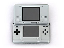 Nintendo DS avoin ja ylhäältä katsottuna.