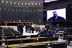 Deputado Daniel Silveira aparece em telão, durante sessão na Câmara dos Deputados.