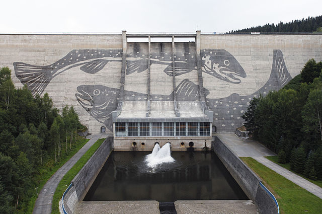 Revers-Graffiti an der Staumauer Talsperre Eibenstock