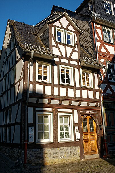 File:Denkmalgeschützte Häuser in Wetzlar 79.jpg