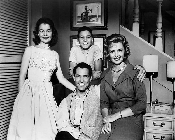 Donna Reed as Donna Stone, Paul Petersen as Jeff Stone, Carl Betz as Dr. Alex Stone, Shelley Fabares as Mary Stone, The Donna Reed Show (1960)