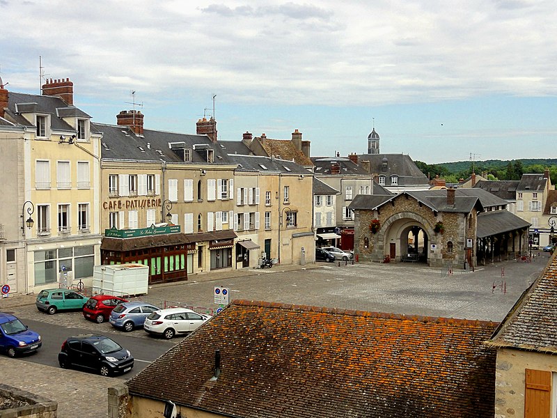 File:Dourdan (91), place du général de Gaulle et halles.JPG