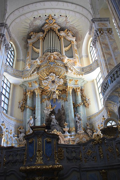 File:Dresden - Frauenkirche - Orgel und Altar.jpg