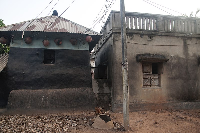 File:Earthen and concrete houses.jpg