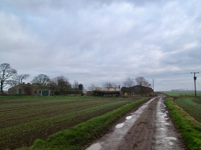 File:Eastgrowths Farm (geograph 6688295).jpg