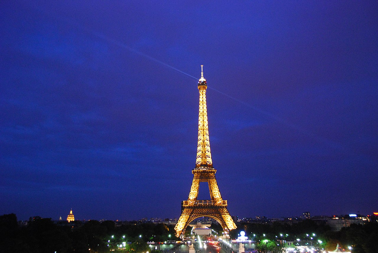 File:Eiffel Tower in Las Vegas at night.JPG - Wikimedia Commons