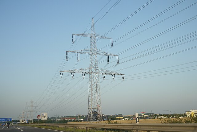 A four-circuit, two-voltage power transmission line; Bundled 2-ways