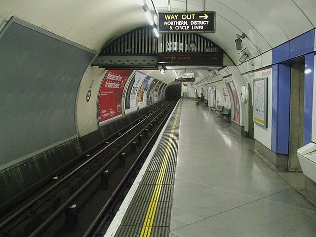 The southbound Bakerloo line track and platform at Embankment station in 2008