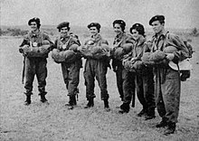 The first female paratrooper nurses and an instructor in 1961 Enf.jpg