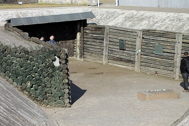 File:Erschießungsgraben KZ-Sachsenhausen Denis Apel 01.JPG