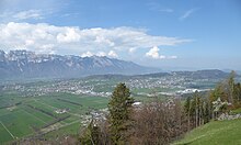 Blick aus Süden, von Planken, auf den Eschnerberg. Links am Bergfuss Eschen, in der Mitte Mauren.