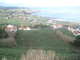 Das Gebiet von Facho mit Blick auf den Hauptort Praia do Almoxarife, von der Böschung von Espalamaca aus gesehen