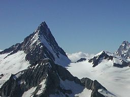 Finsteraarrothorn (i förgrunden)