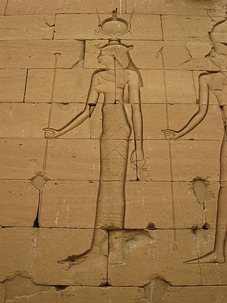 Isis dengan perpaduan tahta-glif dan tanduk sapi, serta hiasan kepala burung hering. Ditemukan di Kuil Kalabsha dari abad pertama SM atau abad pertama M.