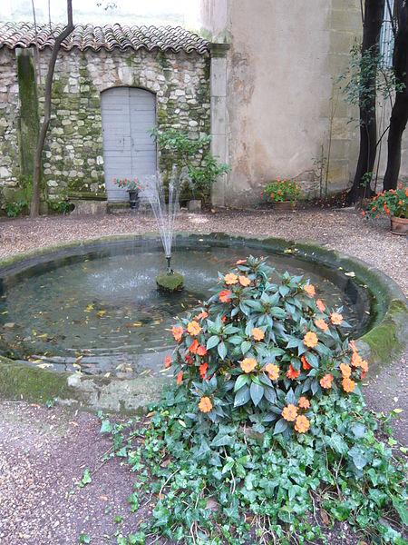 File:Fontaine du jardin de l'hôtel d'Olivary (avec jet d'eau), rue Goyrand, Aix-en-Provence (France).JPG