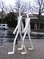 Fulda - Skulptur Gehende Menschen (Caritas).JPG