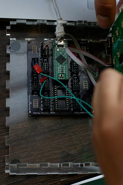 File:Fuzzy Wobble's 4x4 rubber button pads controller using Plug-And-Play module - inside view - Open Hardware Summit 2013.jpg