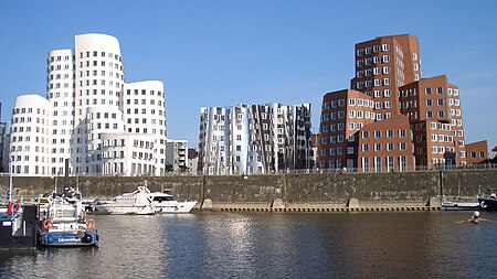 Gehry photo office buildings river bank façade 01 Düsseldorf Germany 2005 07 27